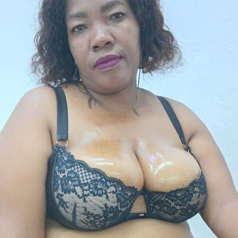 CURVYELEGANCExxx — FansOnlyX creator profile