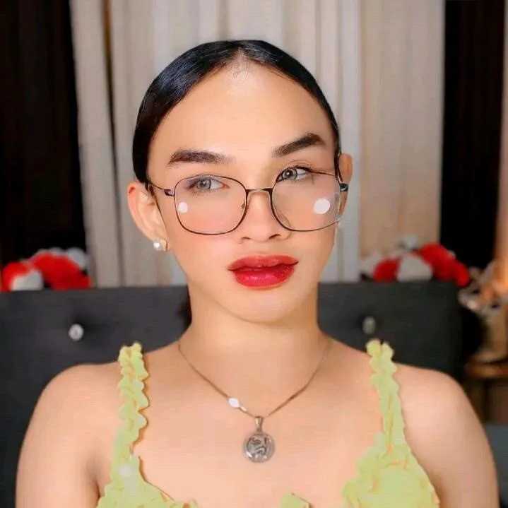 VivienneLuxe — FansOnlyX creator profile