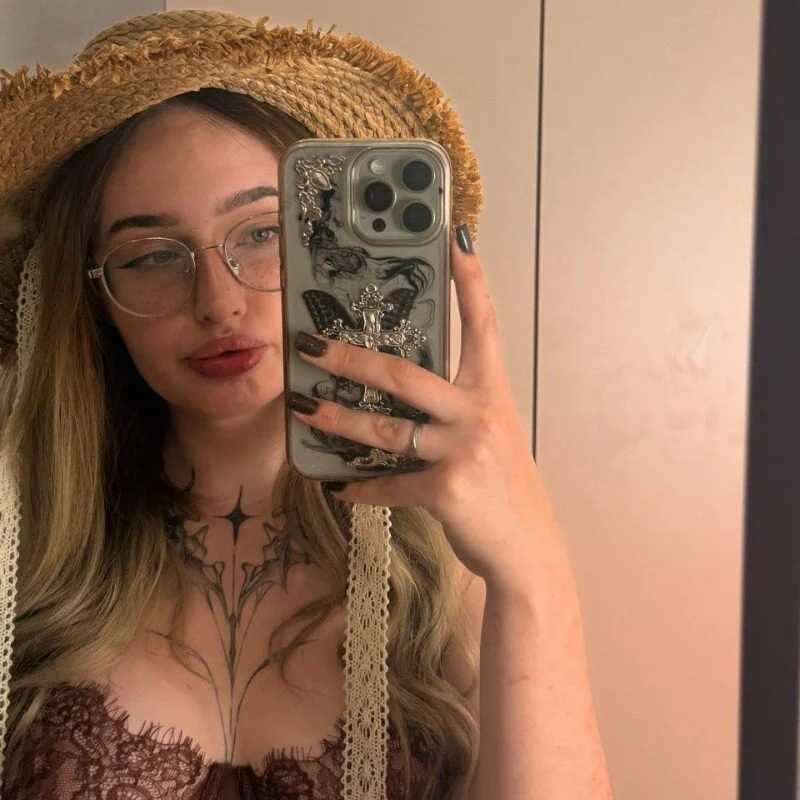 AdeLuna — FansOnlyX creator profile