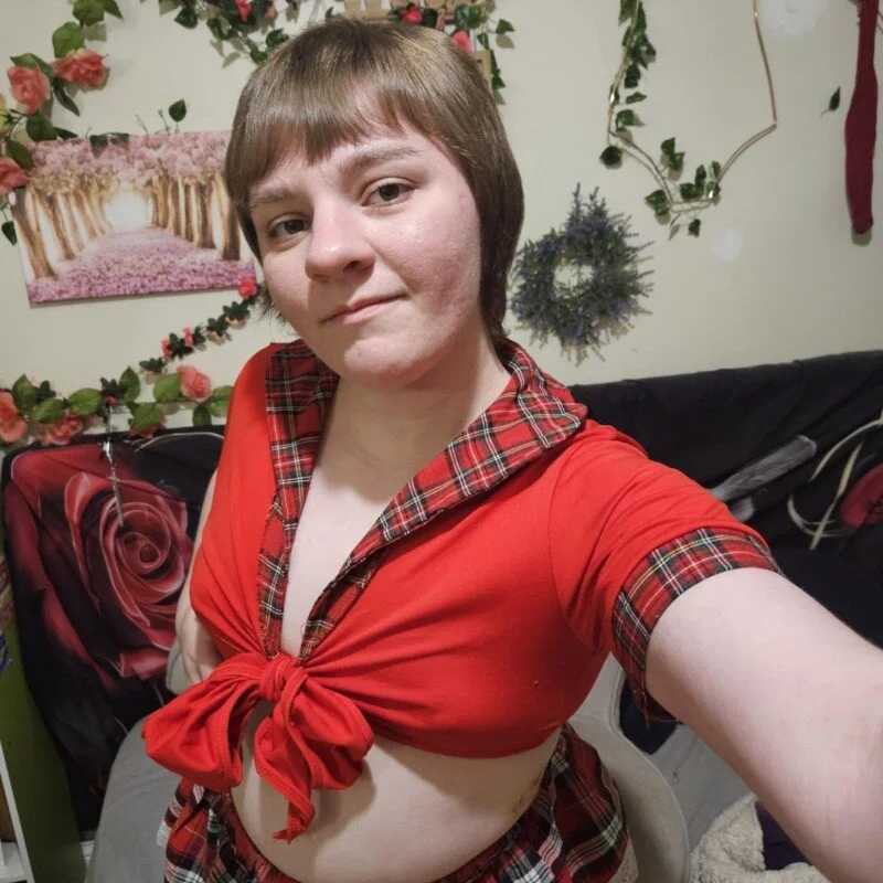 AverageRose — FansOnlyX creator profile
