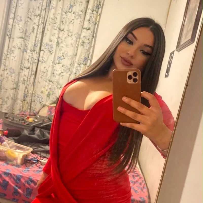 julia_moreira — FansOnlyX creator profile
