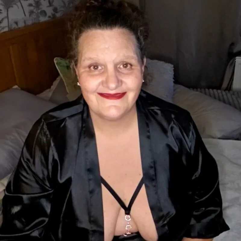 MissQueenBeex — FansOnlyX creator profile